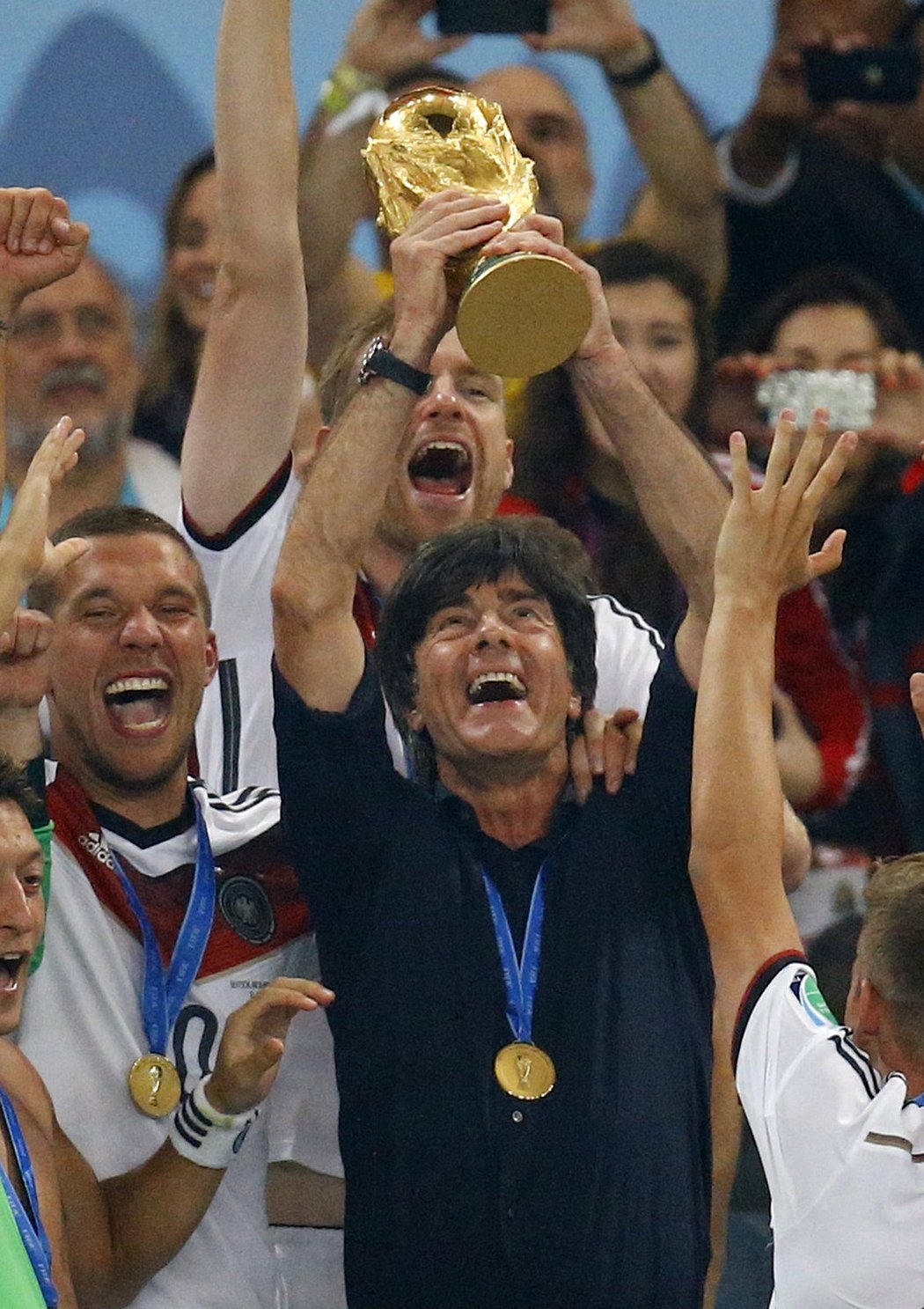 Trenér německého týmu Joachim Löw s trofejí pro mistry světa.