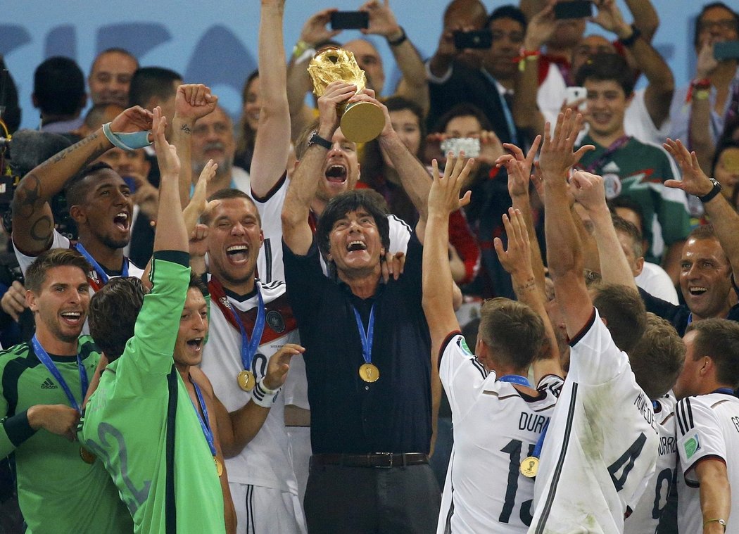 Trenér německého týmu Joachim Löw s trofejí pro mistry světa.