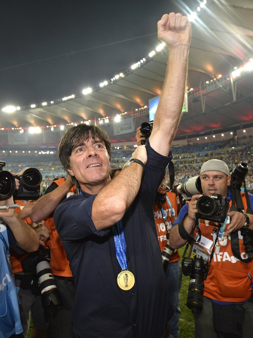 Joachim Löw slaví titul pro mistry světa.