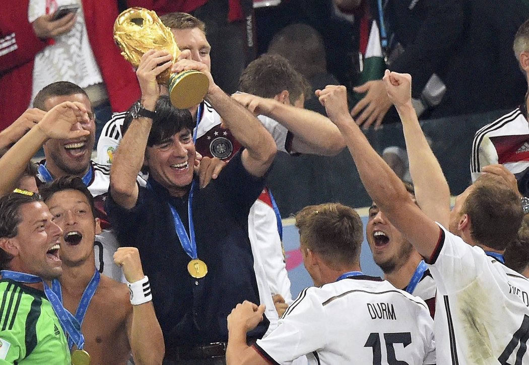 Trenér německého týmu Joachim Löw s trofejí pro mistry světa.