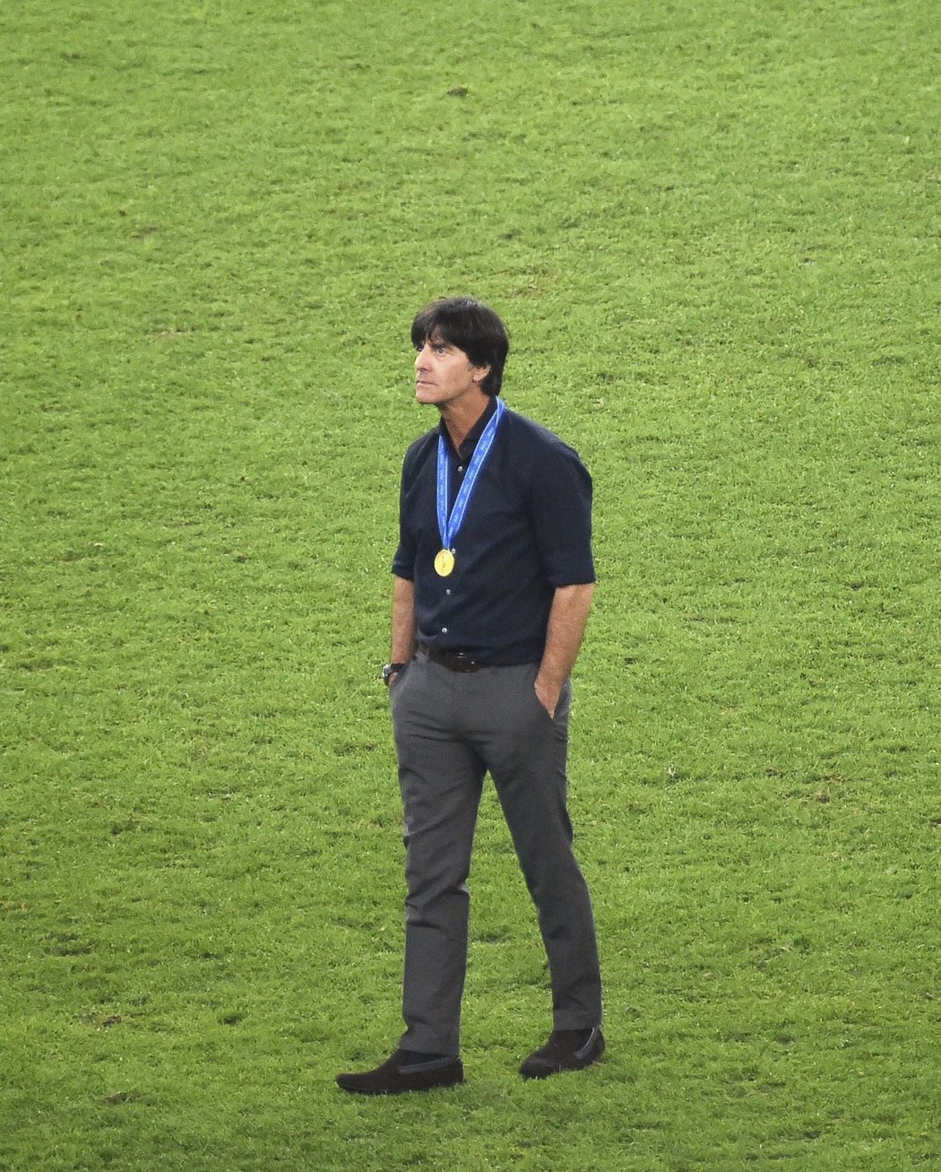 Joachim Löw se zlatou medailí na krku