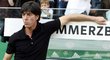 Kouš Němců Joachim Löw dumá, jak přelstít Angličany.