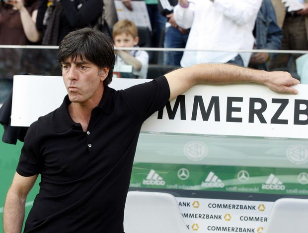 Kouš Němců Joachim Löw dumá, jak přelstít Angličany. Kouš Němců Joachim Löw dumá, jak přelstít Angličany.
