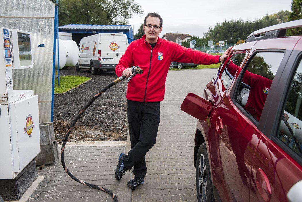 Podle technického předpisu TPG 304 01, vydaného v devadesátých letech Českou asociací LPG, na který se odvolávají normy o čerpacích stanicích, smí LPG tankovat jen poučená obsluha. Každý ví, že je to zastaralý předpis, ale síla na změnu jaksi není. Takže někde tankujeme sami, jinde nás obsluha nechá si s pistolí maximálně zapózovat.