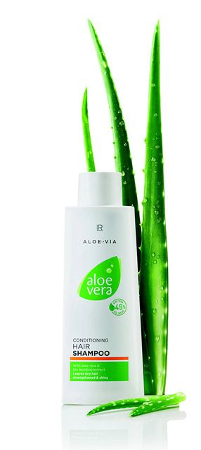 Masku skvěle doplňuje pečující šampon Aloe Vera Ošetřující Šampon na Vlasy, rovněž součástí řady ALOE VIA. Ukrývá v sobě 45 % Aloe Vera, což vlasy a pokožku hlavy hydratuje, ale nezatíží je. Cena: 349 Kč Obsah: 200 ml