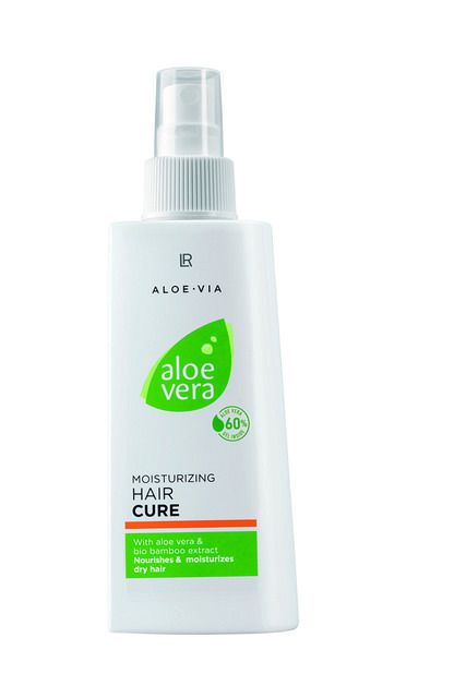 Hydratační Vlasová Kúra Aloe Vera obsahuje 60 % Aloe Vera a extrakt z bambusu, jež teplem namáhané vlasy revitalizuje, chrání, posiluje a intenzivně vyživuje. Nanášet ji můžete na suché i mokré vlasy. Cena: 419 Kč Obsah: 150 ml