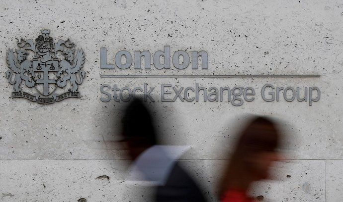 Investoři se na londýnské burze hromadně zbavují akcií ruských firem.
