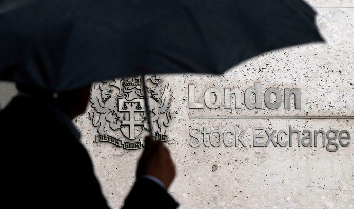 Londýnská burza v posledním roce těží z přítomnosti akcií těžařských firem. Hlavní index FTSE 100 se v předchozích dnech vyšplhal na nové rekordní hodnoty.