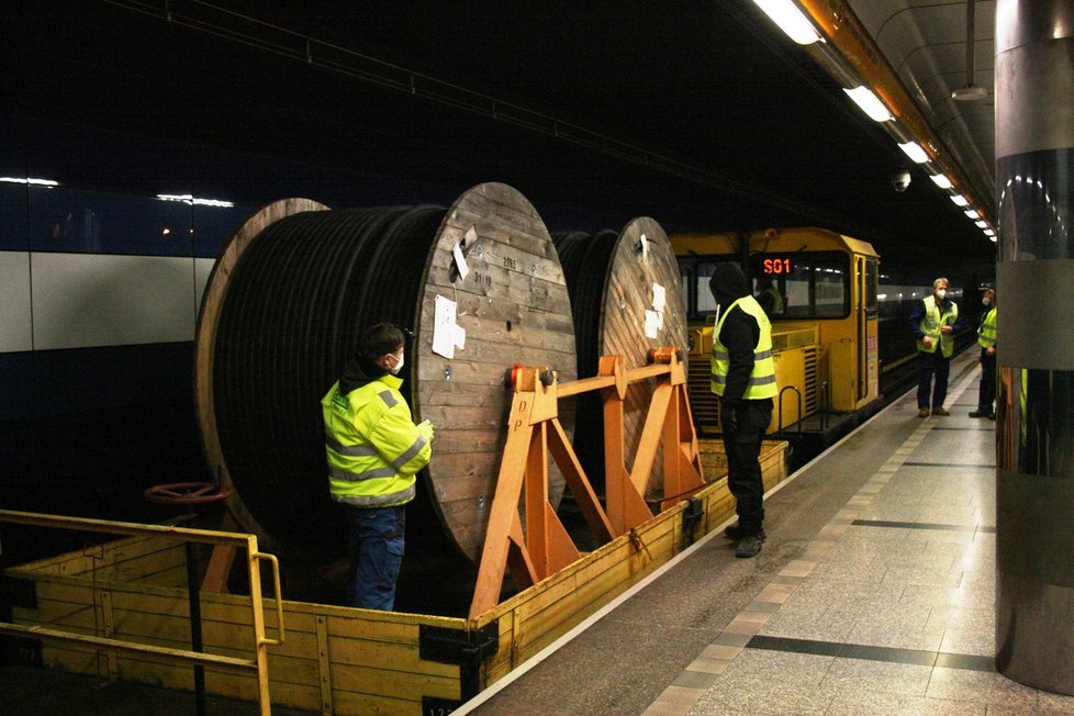  Technici, kteří v metru pokládají tzv. vyzařovací kabel sítě LTE, vyráží na noční směnu. (24. listopadu 2021) 