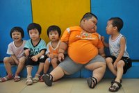 Nejtěžší dítě světa? Ve třech letech 60 kg, matka ho neuzvedne