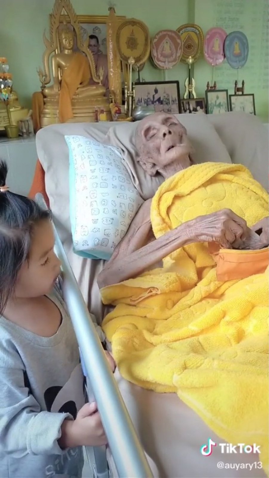TikTok šokovalo video s Luang Pho Yaiem z Thajska. Uživatelé začali tvrdit, že je mu 163 let a dokonce prochází sebe-mumifikací.