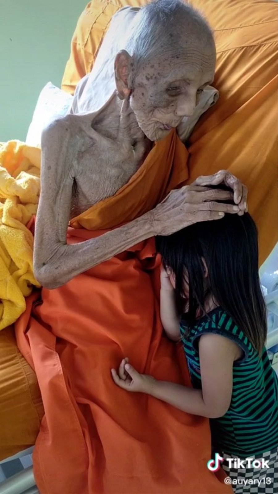 TikTok šokovalo video s Luang Pho Yaiem z Thajska. Uživatelé začali tvrdit, že je mu 163 let a dokonce prochází sebe-mumifikací.