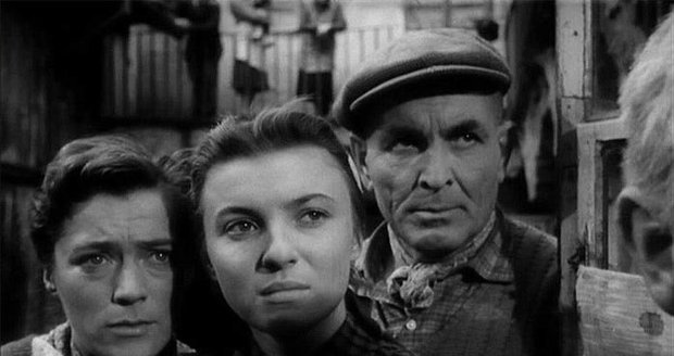 1960 – Luba Skořepová (vlevo) ve filmu Vyšší princip