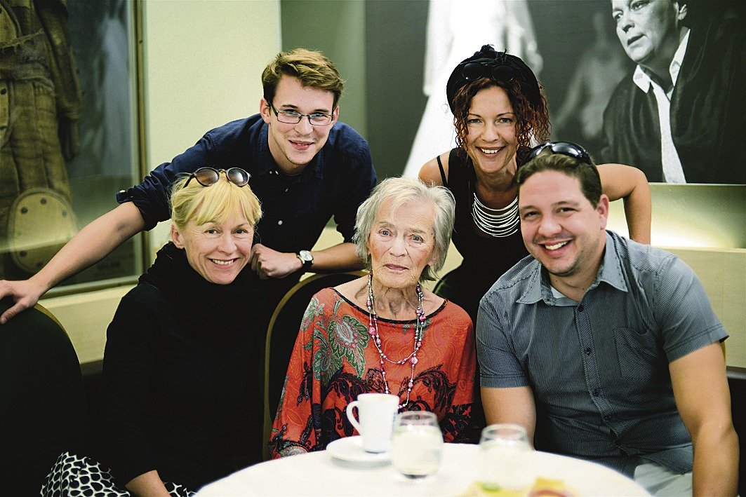 Luba Skořepová, Dana Batulková, manažer Pavel Kloud, fotografka Alena Hrbková a Lubin synovec Julien. 