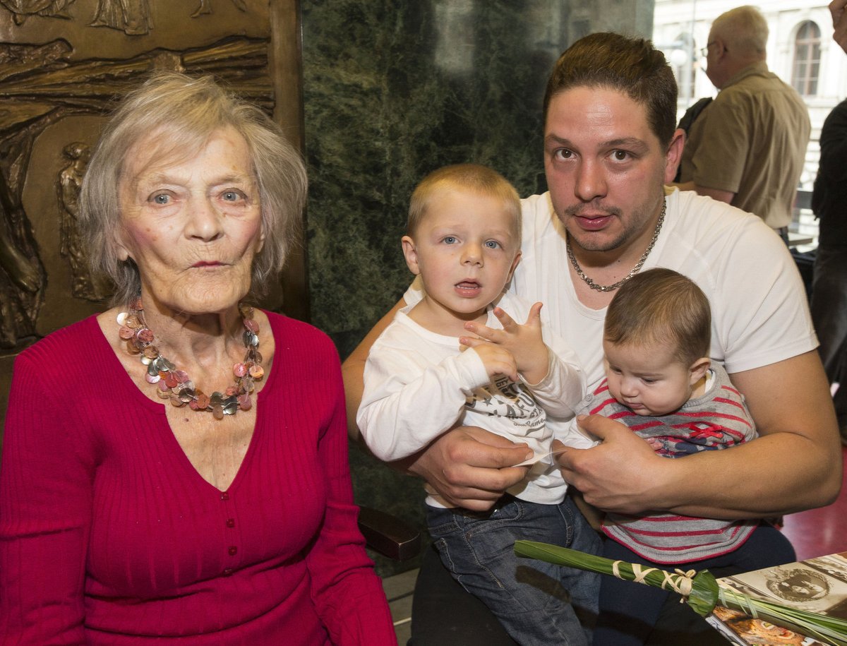 Luba Skořepová a prasynovec Julien se svou rodinou.