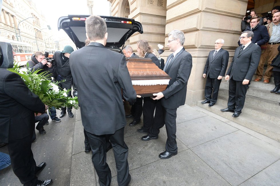 Pohřeb herečky Luby Skořepové v Národním divadle.