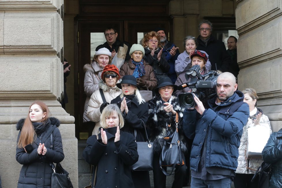 Pohřeb herečky Luby Skořepové v Národním divadle