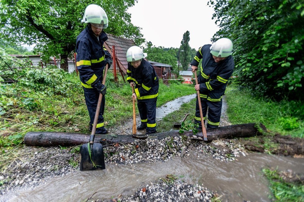 V obci Lubina na Novojičínsku se  21. června 2020 sesunul svah. Popadané stromy poškodily sloupy elektrického vedení a ohrožují i nedaleké domy.