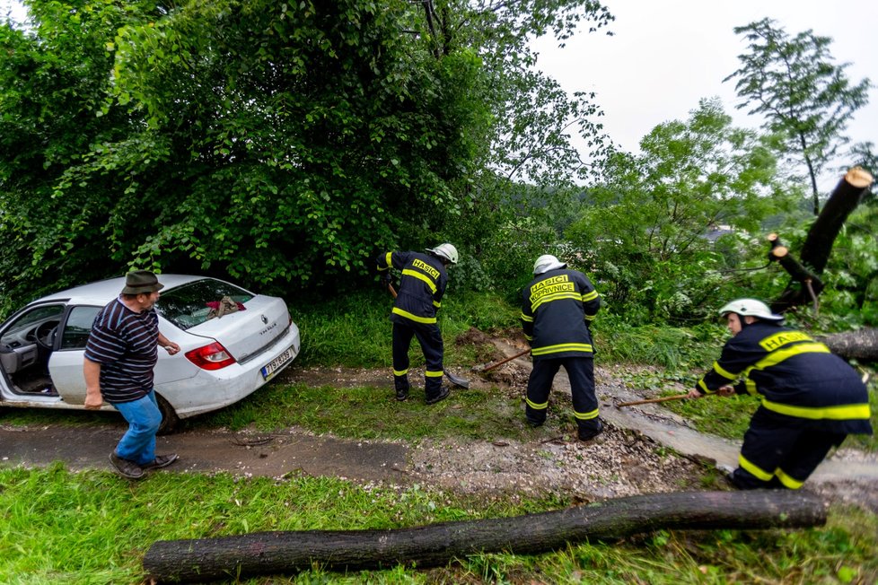 V obci Lubina na Novojičínsku se  21. června 2020 sesunul svah. Popadané stromy poškodily sloupy elektrického vedení a ohrožují i nedaleké domy.