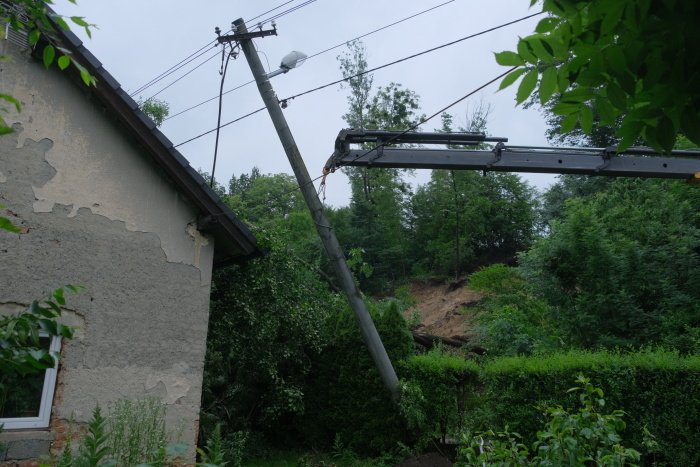 Hasiči odstraňují nebezpečné stromy po sesuvu půdy v Kopřivnici-Lubině.