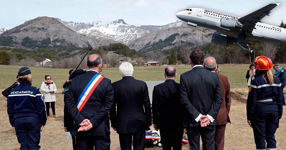 Příbuzní obětí pádu německého airbusu ve francouzských Alpách v sobotu novu navštívili místo neštěstí, aby si prohlédli novou pamětní desku věnovanou mrtvým, která byla na místě odhalena.