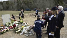 Příbuzní obětí pádu německého airbusu ve francouzských Alpách v sobotu již podruhé navštívili místo neštěstí, aby si prohlédli novou pamětní desku věnovanou mrtvým, která byla na místě odhalena.