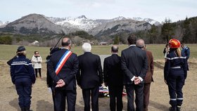 Příbuzní obětí pádu německého airbusu ve francouzských Alpách v sobotu znovu navštívili místo neštěstí.