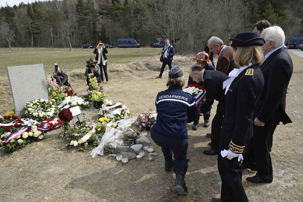 Příbuzní obětí pádu německého airbusu ve francouzských Alpách v sobotu již podruhé navštívili místo neštěstí, aby si prohlédli novou pamětní desku věnovanou mrtvým, která byla na místě odhalena.