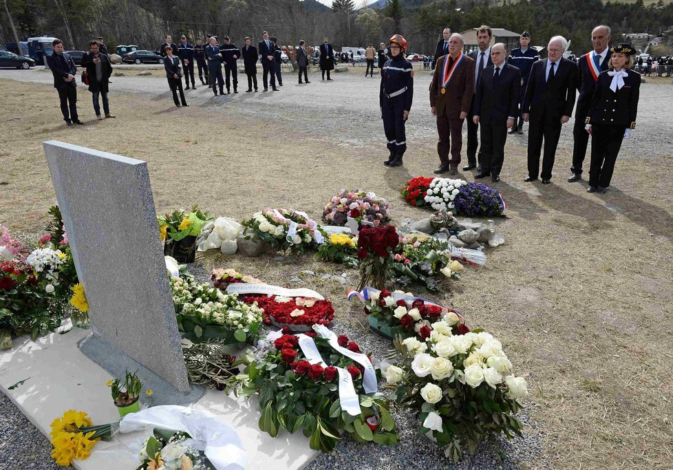 Příbuzní obětí pádu německého airbusu ve francouzských Alpách v sobotu již podruhé navštívili místo neštěstí, aby si prohlédli novou pamětní desku věnovanou mrtvým, která byla na místě odhalena.