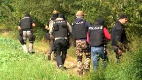 Uprchlý vězeň zdrhl po zuby ozbrojené zásahovce jen v trenýrkách. Policisté po něm stále pátrají.