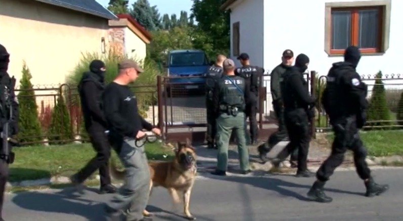 Uprchlý vězeň zdrhl po zuby ozbrojené zásahovce jen v trenýrkách. Policisté po něm stále pátrají.