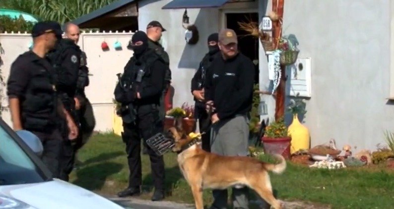 Uprchlý vězeň zdrhl po zuby ozbrojené zásahovce jen v trenýrkách. Policisté po něm stále pátrají.