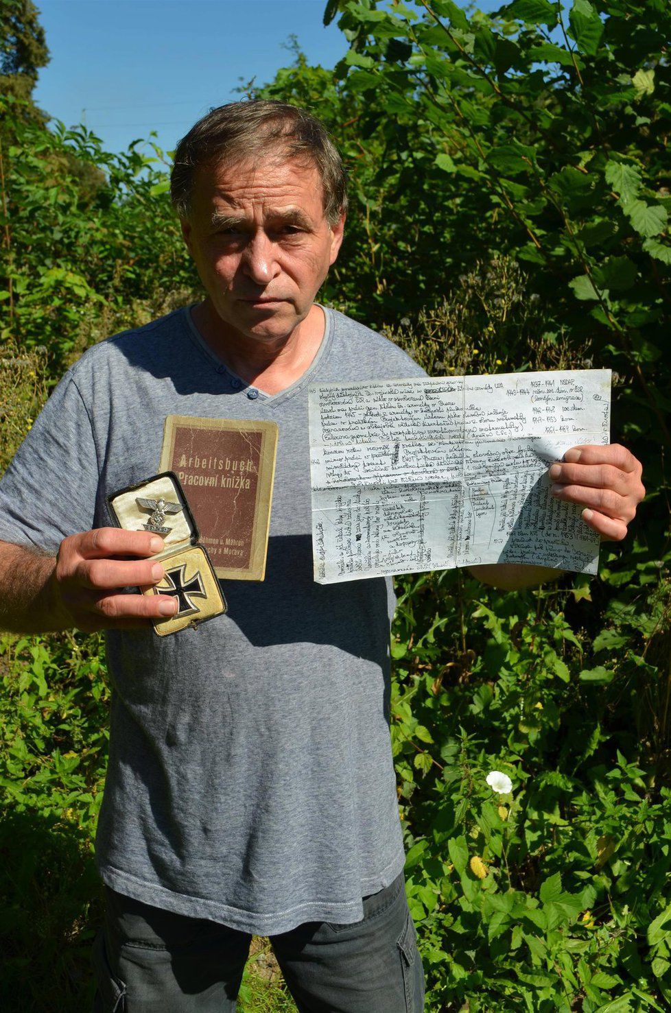 Lubomír Bystroň (60) z Paskova s indiciemi, které podle jeho názoru svědčí o existenci pokladu.