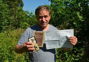 Lubomír Bystroň (60) z Paskova s indiciemi, které podle jeho názoru svědčí o existenci pokladu.