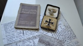 Nalezená mapa, pracovní knížka, životopis a staré vojenské nacistické medaile. Vedou k pokladu?