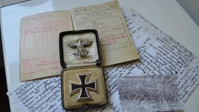 Nalezená mapa, pracovní knížka, životopis a staré vojenské nacistické medaile. Vedou k pokladu?