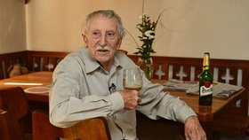 Lubomír Kostelka na svém statku popíjí pivo. Přestože pochází z Moravy, dává přednost pivu před vínem.