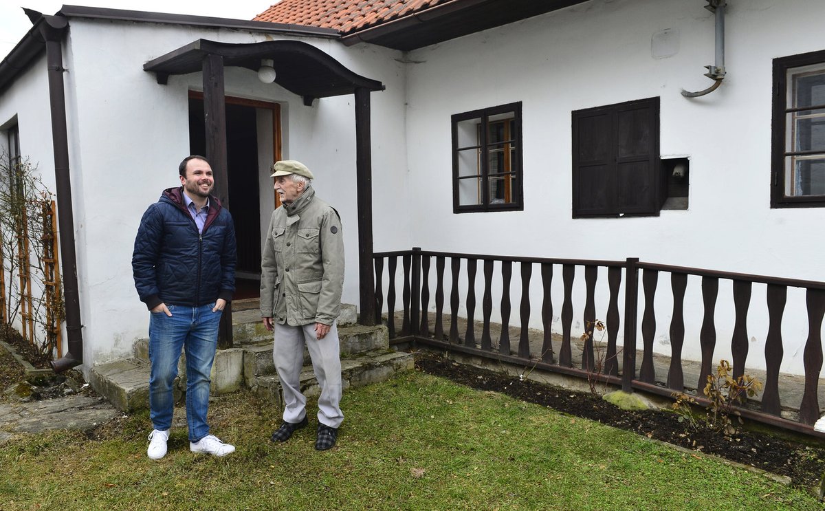 Lubomír Kostelka prováděl Petra Macka po svém statku. Sám byl v domáckých bačkorách.