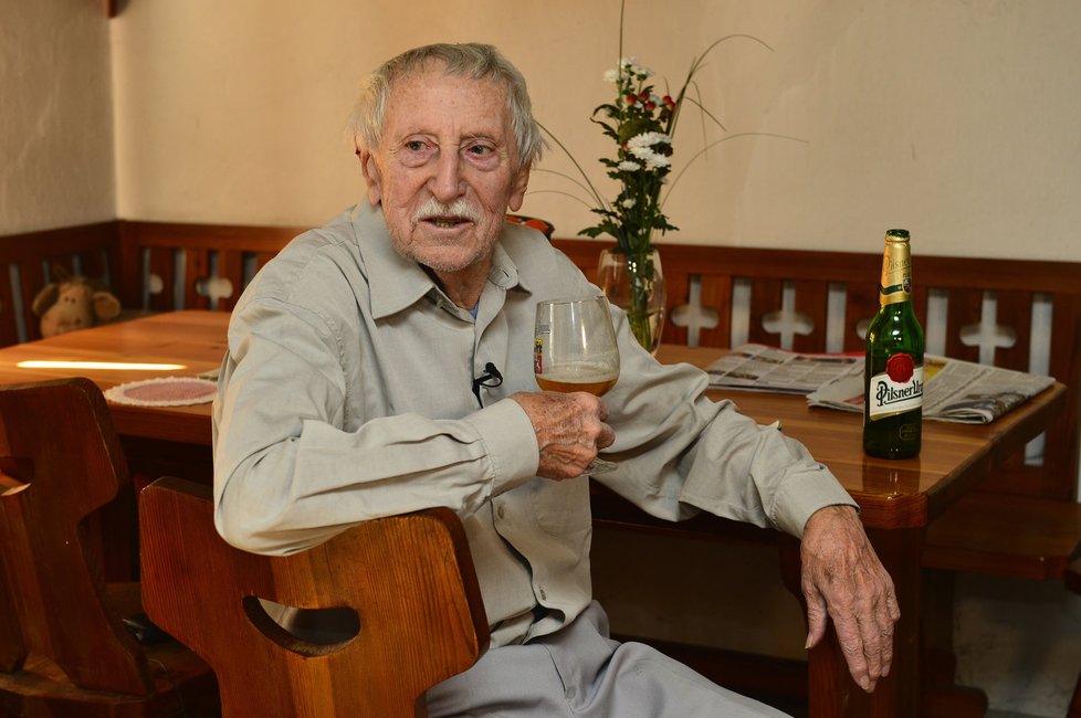 Lubomír Kostelka na svém statku popíjí pivo. Přestože pochází z Moravy, dává přednost pivu před vínem.