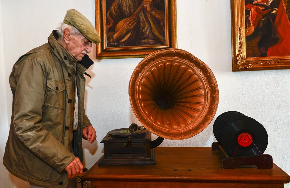 Pro atmosféru si Kostelka rád pouští gramofon a stařičké desky.