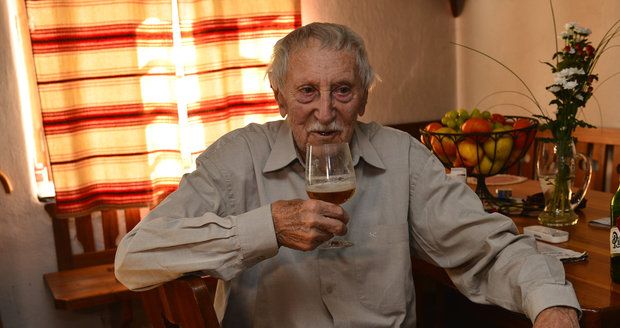 Lubomír Kostelka popíjí pivo. Přestože pochází z Moravy, dává přednost pivu před vínem.