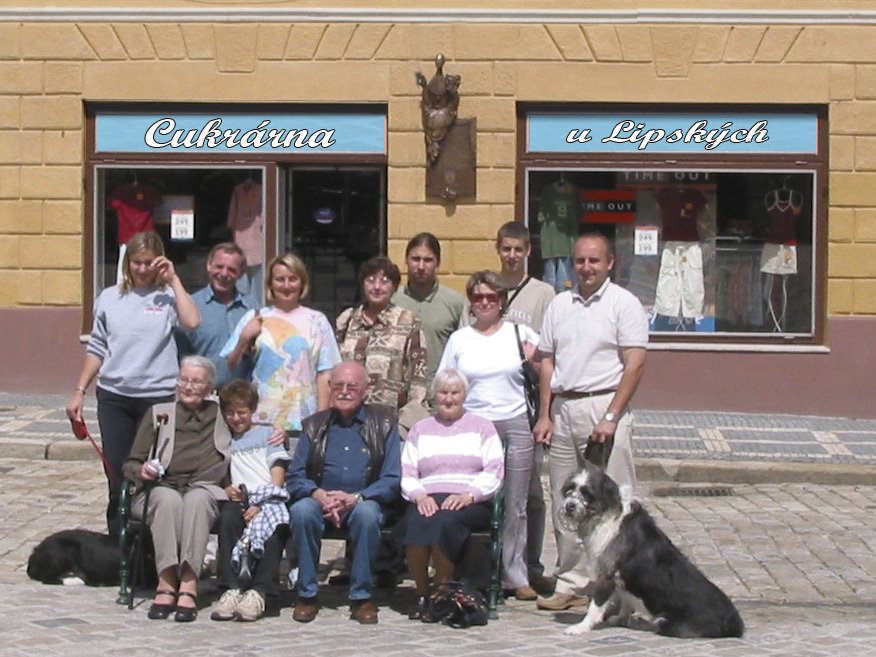 Herec se svou rodinou před cukrářstvím v Pelhřimově.