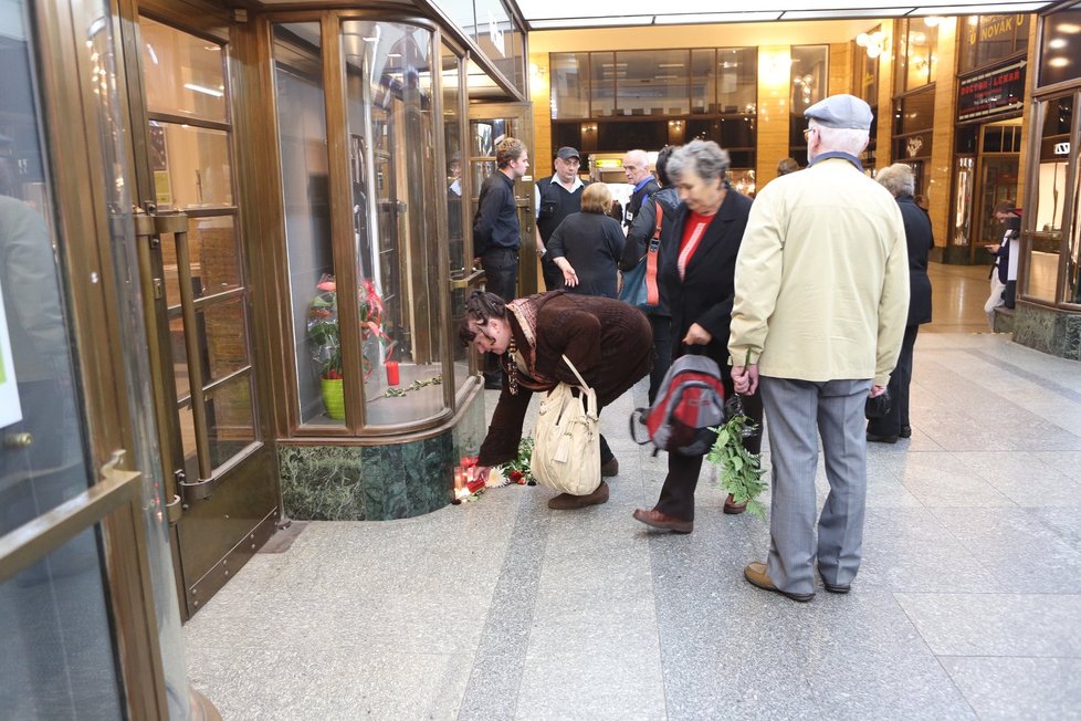 Před divadlem se od brzkého rána scházeli fanoušci Lubomíra Lipského