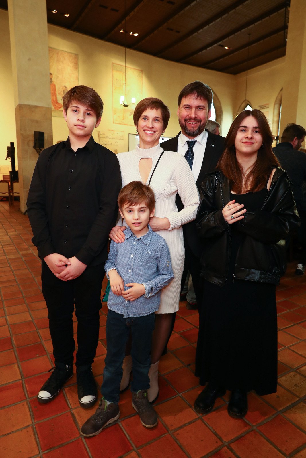 (zleva): syn Šimon (13), manželka Ludmila (47), Matěj Lipský (47), syn Matyáš (7) , dcera Alžběta (16)