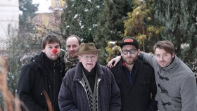 Lubomír Lipský mezi mladými lidmi ve videoklipu opět ožil (vnuk Matěj nasadil červený klaunský nos)