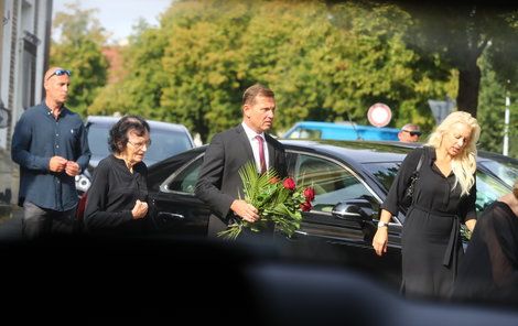 Tereza Mátlová dorazila na pohřeb otce s Jaromírem Soukupem.