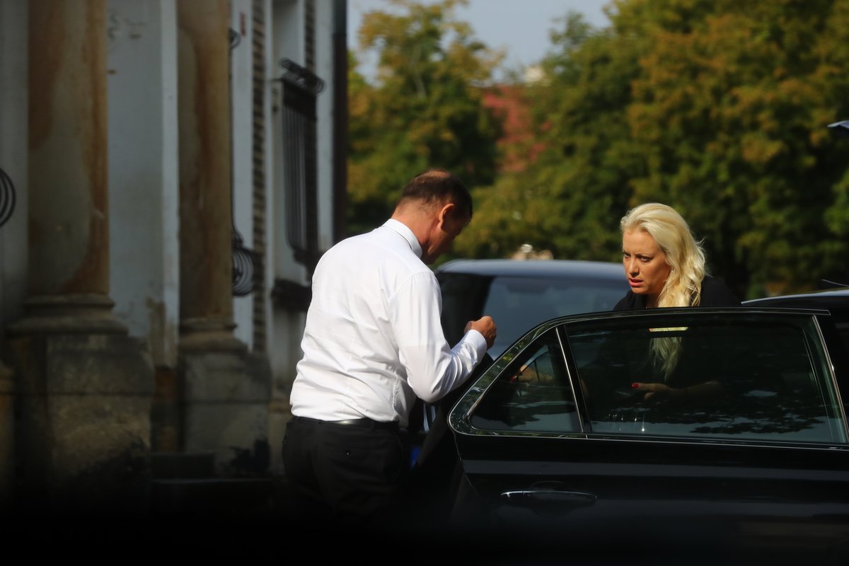 Tereza Mátlová dorazila na pohřeb otce s Jaromírem Soukupem.