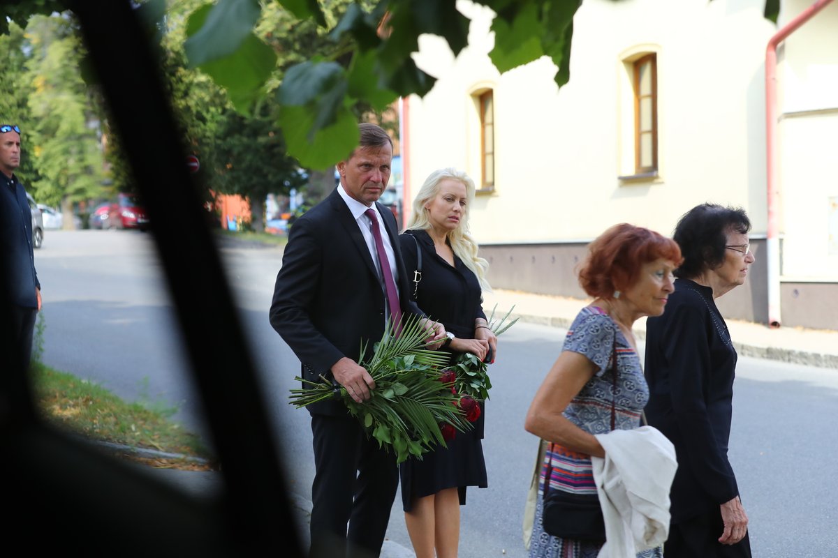 Tereza Mátlová dorazila na pohřeb otce s Jaromírem Soukupem.