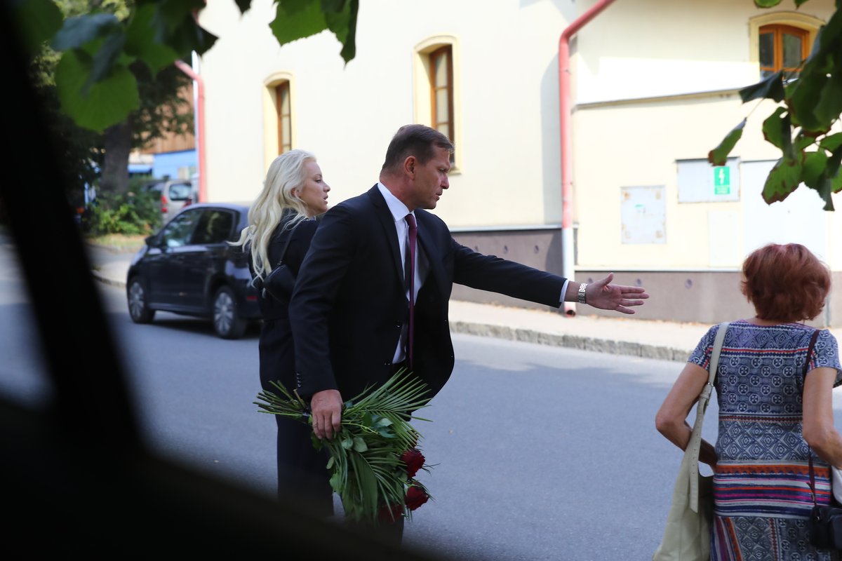 Tereza Mátlová dorazila na pohřeb otce s Jaromírem Soukupem.