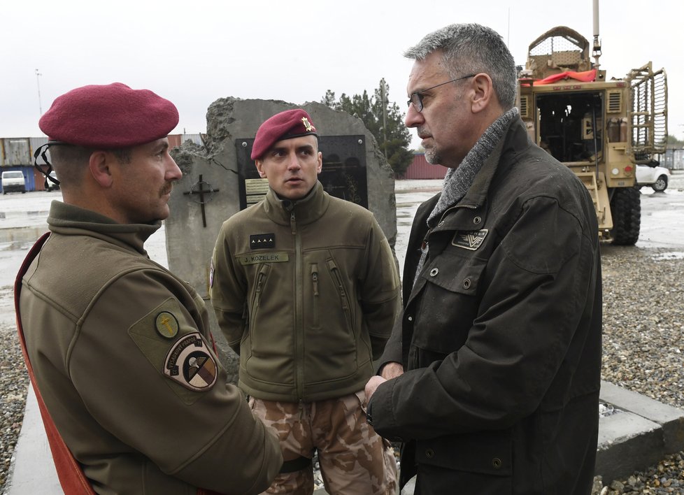Ministr obrany Lubomír Metnar navštívil české vojáky v Afghánistánu (22. 11. 2019).
